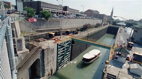 1 dead after tour boat capsizes in Erie Canal tunnel
